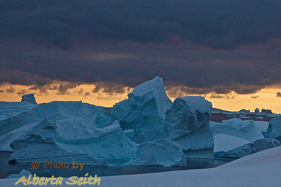 Night hike and cruise at Port Charcot on the western edge of the lemaire Channel