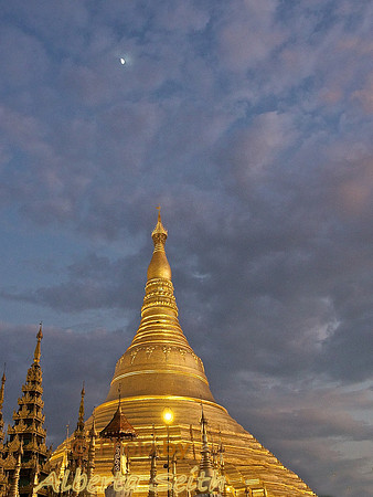 Shwedagon Pagoda at night